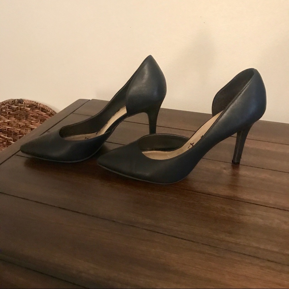 Professional and comfortable black heel